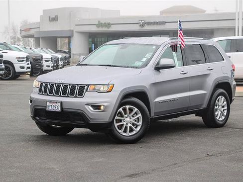 Used 2021 Jeep Grand Cherokee Laredo image 1