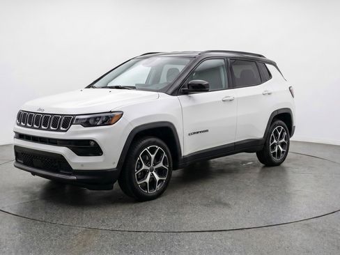 Used 2025 Jeep Compass Limited image 3