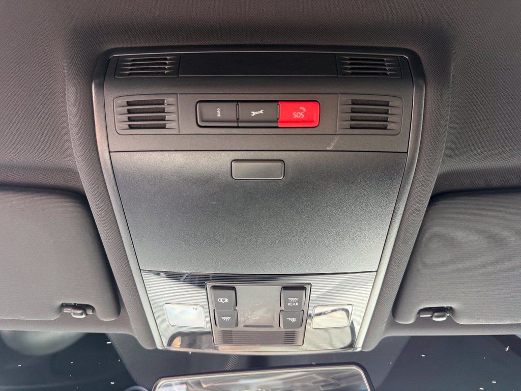 Used 2015 Volkswagen Golf 4-Door FWD image 28