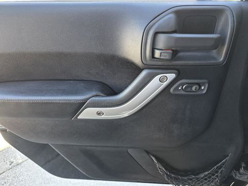 Used 2011 Jeep Wrangler Unlimited 70th Anniversary w/ Connectivity Group image 17