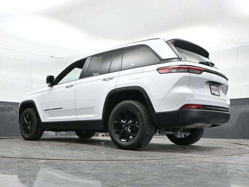 Used 2025 Jeep Grand Cherokee Altitude AWD/4WD image 46
