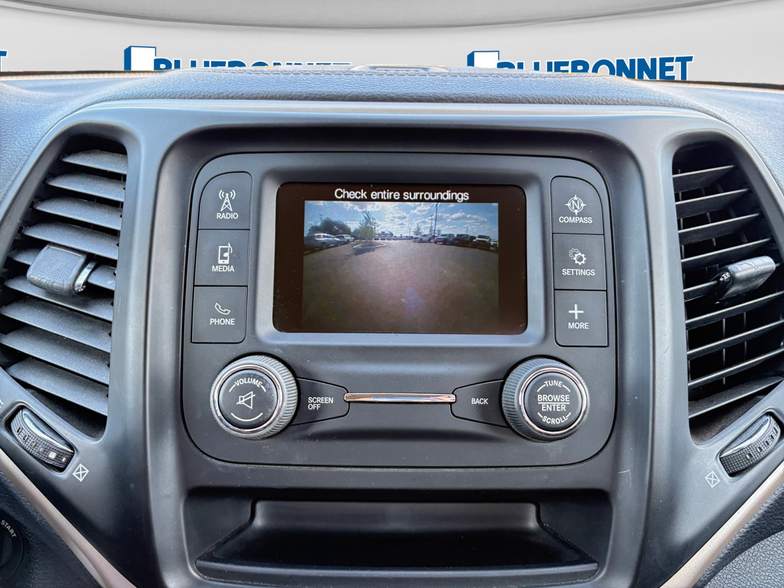 Used 2018 Jeep Cherokee Latitude w/ Altitude Package FWD image 16