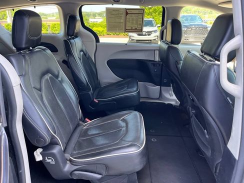 Used 2022 Chrysler Pacifica Limited FWD image 23
