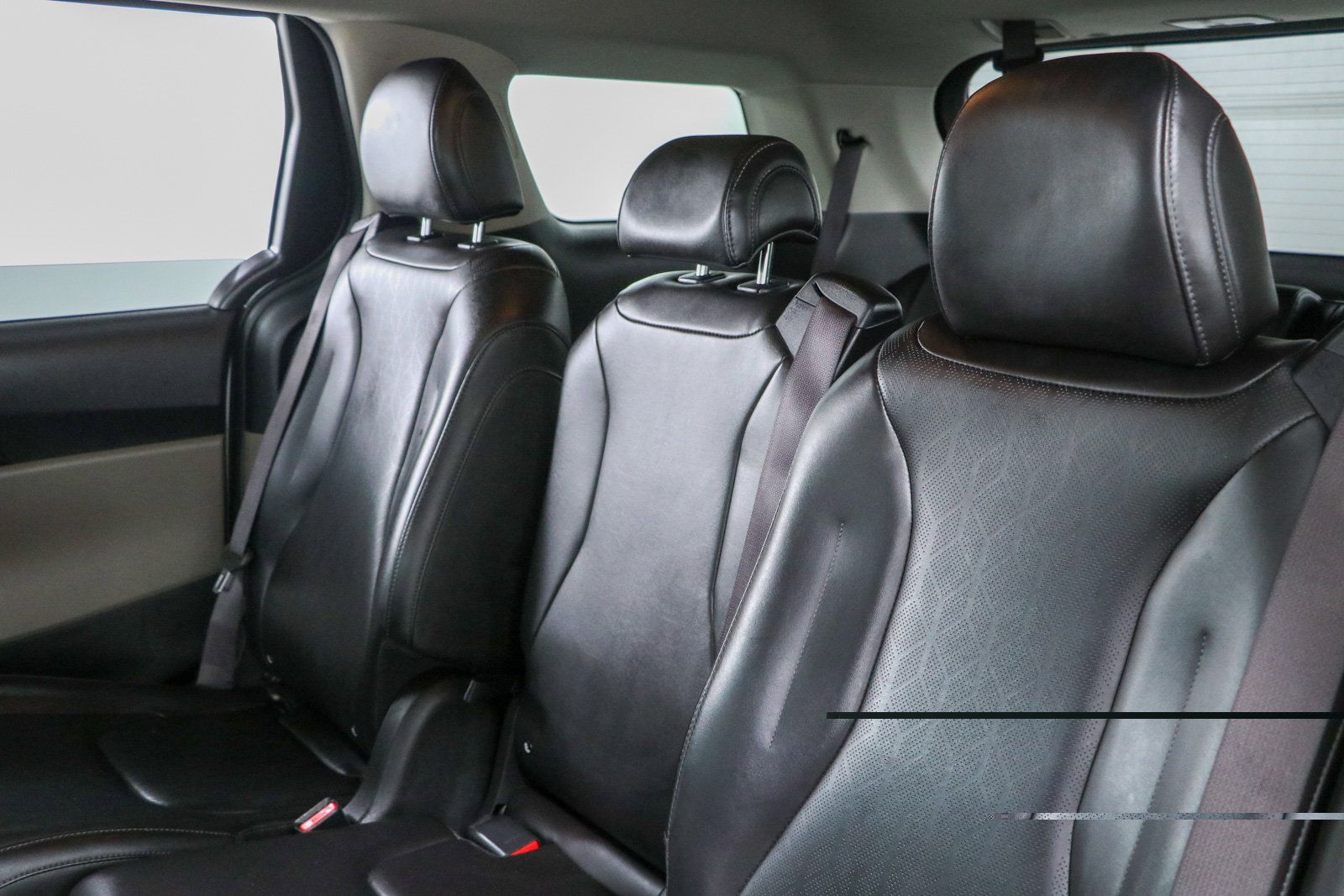 Used 2025 Kia Carnival FWD image 24