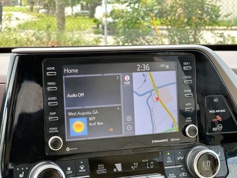 Used 2022 Toyota Highlander XLE FWD image 13