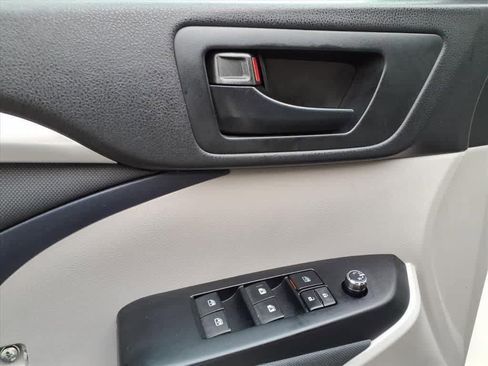 Used 2015 Toyota Highlander LE image 15