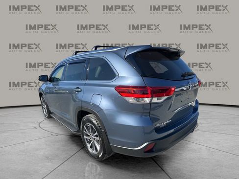 Used 2018 Toyota Highlander image 3