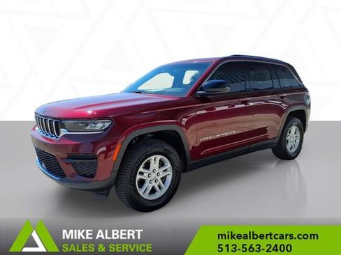 Used 2023 Jeep Grand Cherokee Laredo AWD/4WD image 3
