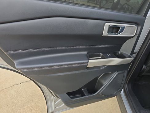 Used 2022 Ford Explorer Limited image 11