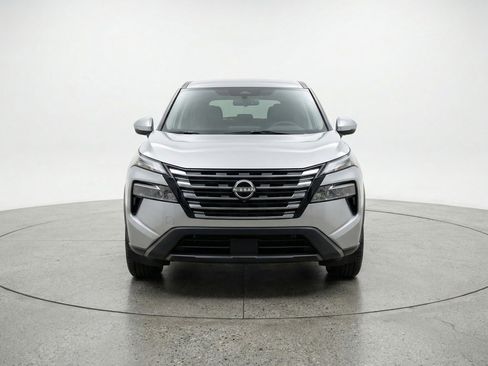 Used 2025 Nissan Rogue SV image 2