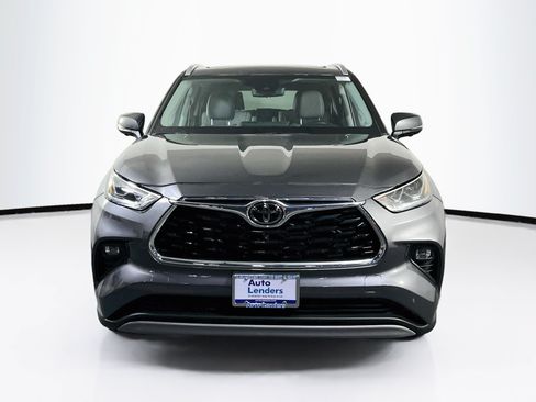 Used 2024 Toyota Highlander Platinum AWD/4WD image 2