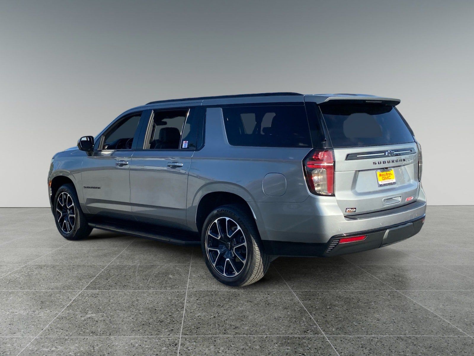 Used 2024 Chevrolet Suburban RST RWD image 3
