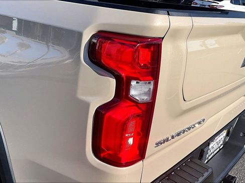 Used 2022 Chevrolet Silverado 1500 ZR2 w/ Technology Package image 28