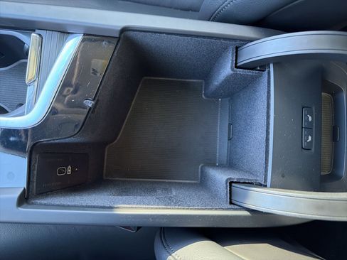 Used 2025 Volvo XC60 B5 Core image 30