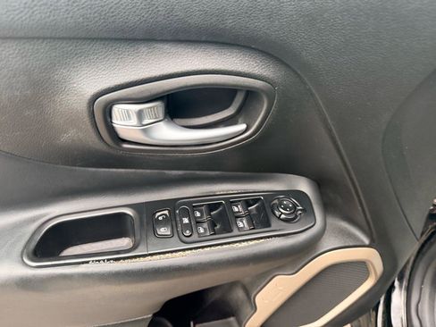 Used 2015 Jeep Renegade Limited image 11