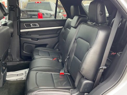 Used 2016 Ford Explorer XLT w/ Equipment Group 202A image 5
