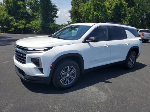 Used 2025 Chevrolet Traverse LT FWD image 3