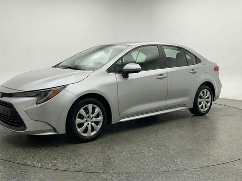 Used 2025 Toyota Corolla LE image 2
