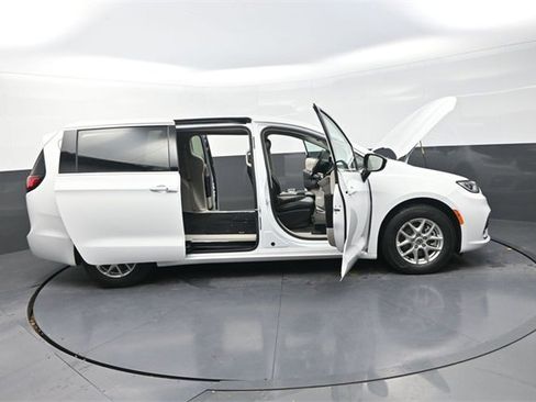 Used 2024 Chrysler Pacifica Touring-L image 40