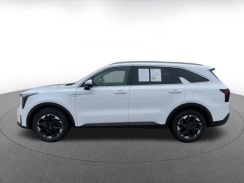 Used 2024 Kia Sorento S image 9