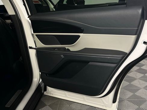 Used 2024 Lincoln Nautilus Reserve image 33