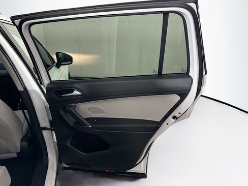 Used 2020 Volkswagen Tiguan SE w/ Panoramic Sunroof Package image 29