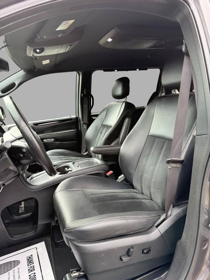 Used 2017 Dodge Grand Caravan SXT w/ Driver Convenience Group FWD image 13