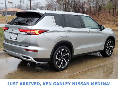 Used 2024 Mitsubishi Outlander image 3