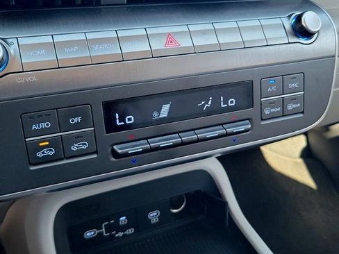 Certified 2025 Hyundai Kona SEL FWD image 31