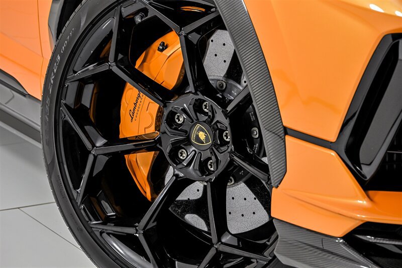 Used 2024 Lamborghini Urus Performante AWD/4WD image 3