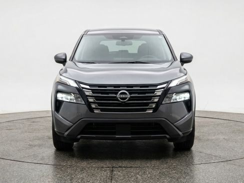 Used 2025 Nissan Rogue SV image 2