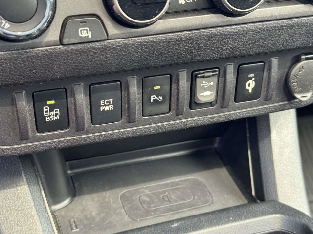 Used 2017 Toyota Tacoma TRD Sport w/ Premium & Technology Package AWD/4WD image 15