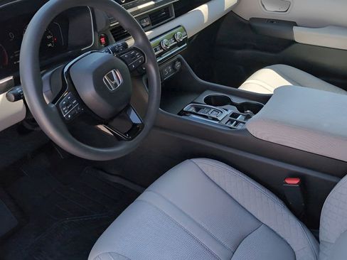 Used 2024 Honda Pilot LX image 11