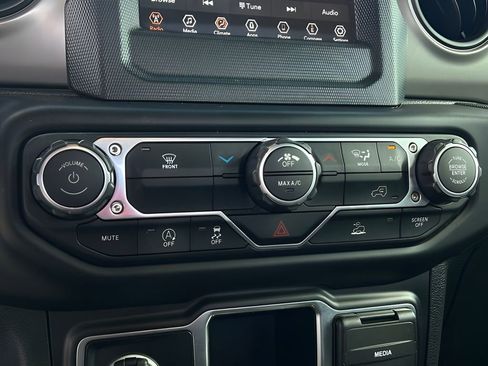 Certified 2022 Jeep Gladiator Sport image 26