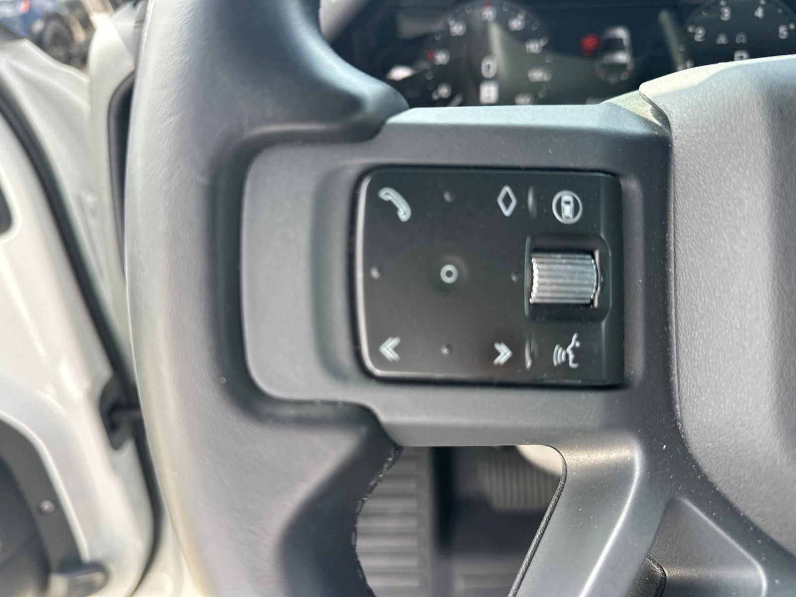 Used 2024 Land Rover Defender 90 X-Dynamic SE AWD/4WD image 16