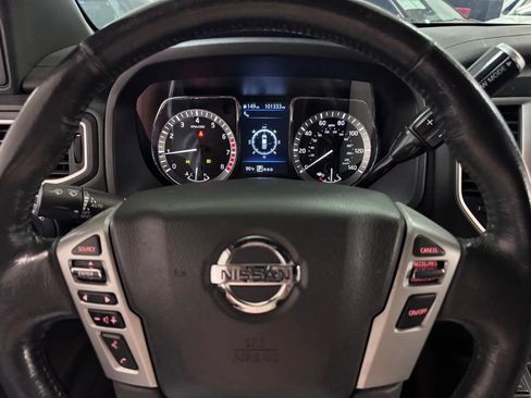 Used 2019 Nissan Titan SV w/ SV Convenience Package RWD image 12