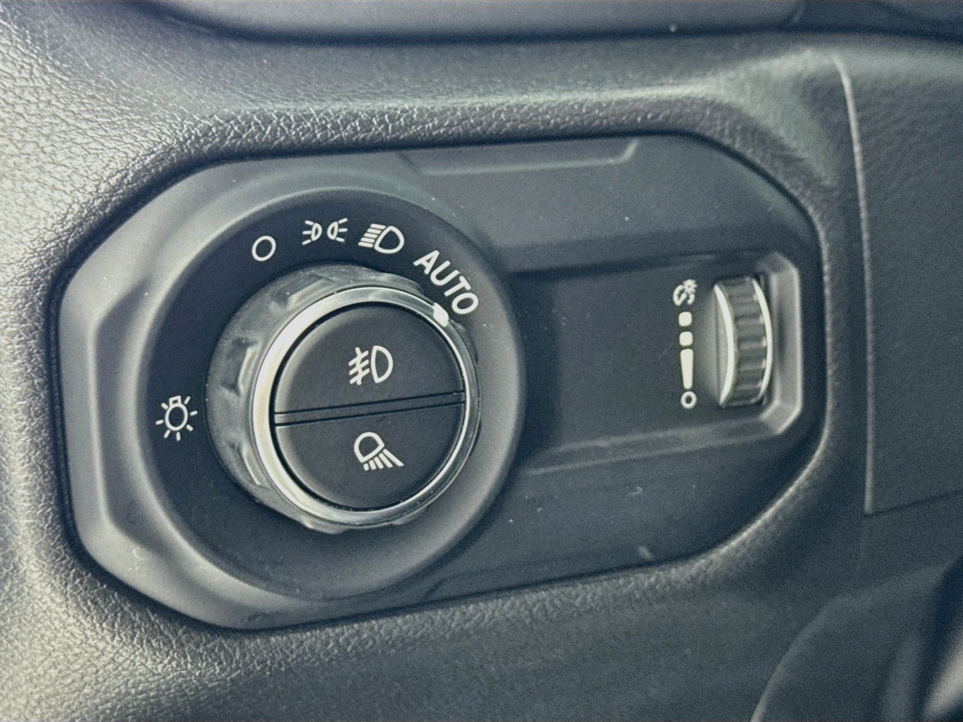 Used 2023 Jeep Gladiator Sport AWD/4WD image 11