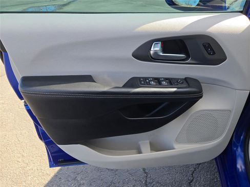 Used 2021 Chrysler Pacifica Touring-L w/ Uconnect Theater Family Group image 25