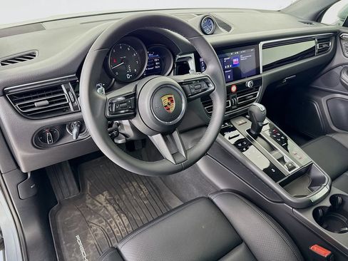 Certified 2025 Porsche Macan image 4