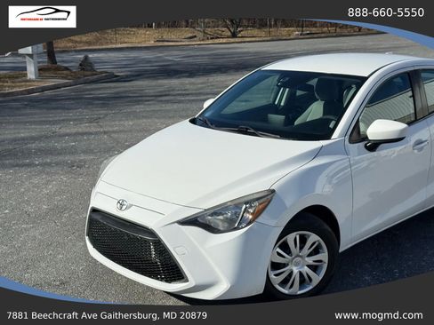 Used 2019 Toyota Yaris L image 2
