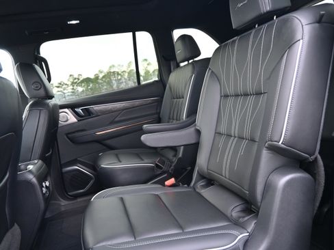 Used 2025 Buick Enclave Avenir image 30