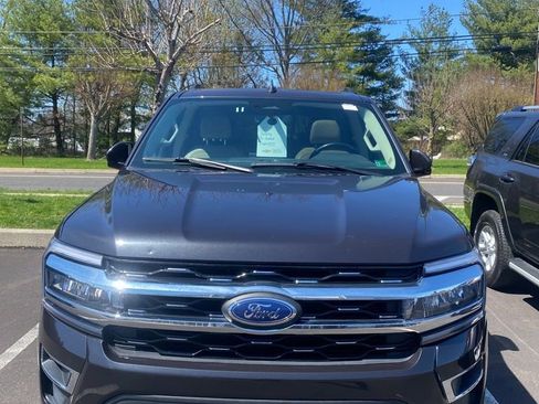 Used 2024 Ford Expedition Limited AWD/4WD image 2
