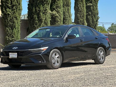 Used 2025 Hyundai Elantra SE FWD image 8
