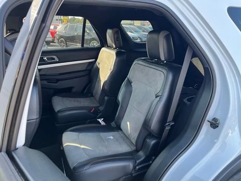 Used 2017 Ford Explorer XLT w/ Equipment Group 202A AWD/4WD image 20