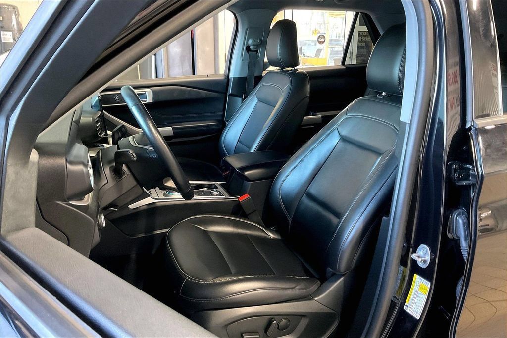 Used 2024 Ford Explorer XLT AWD/4WD image 3