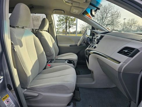 Used 2012 Toyota Sienna LE w/ Towing Pkg image 10