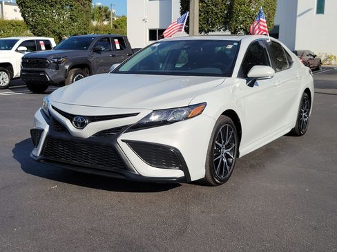 Used 2024 Toyota Camry SE w/ Cold Weather Package image 5