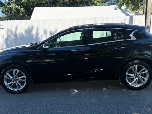 Used 2017 INFINITI QX30 Premium w/ Technology Package image 3