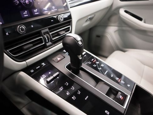 Certified 2022 Porsche Macan image 18