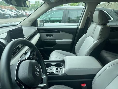Used 2025 Honda Pilot Touring image 4